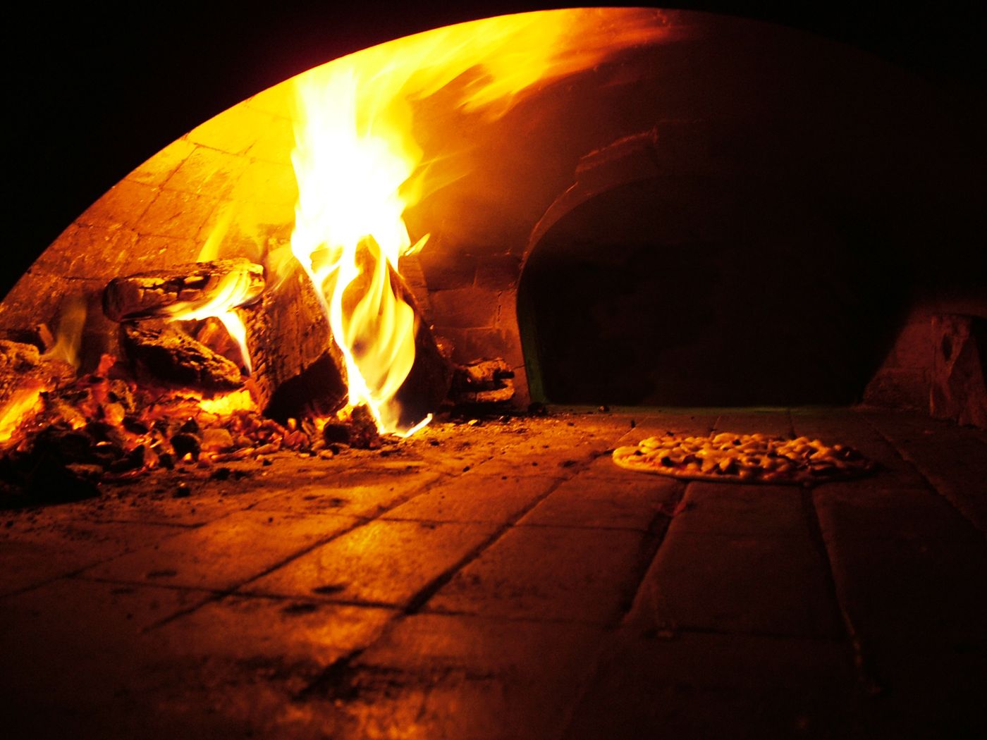 Il forno a legna della pizzeria
