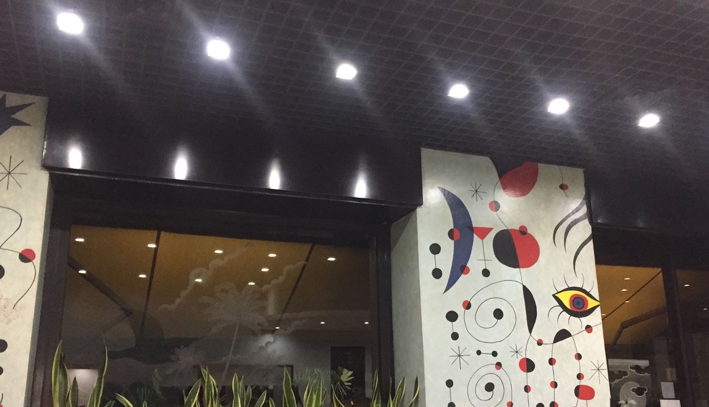 La vetrina e il murale ispirato a Miró