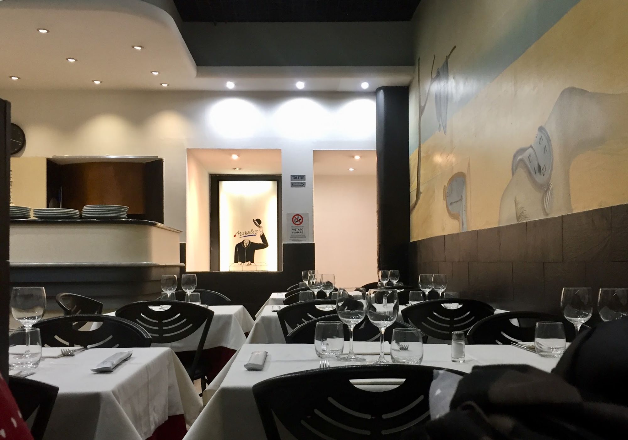 La sala del Murale's con il murale ispirato a Dalí